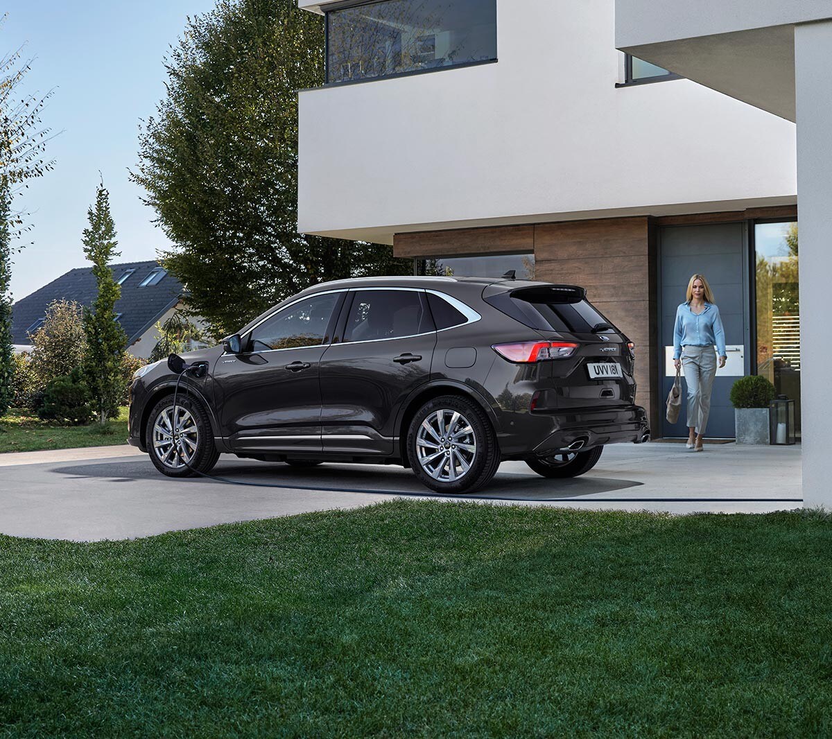 Blå Ford Kuga Vignale parkert ved hus