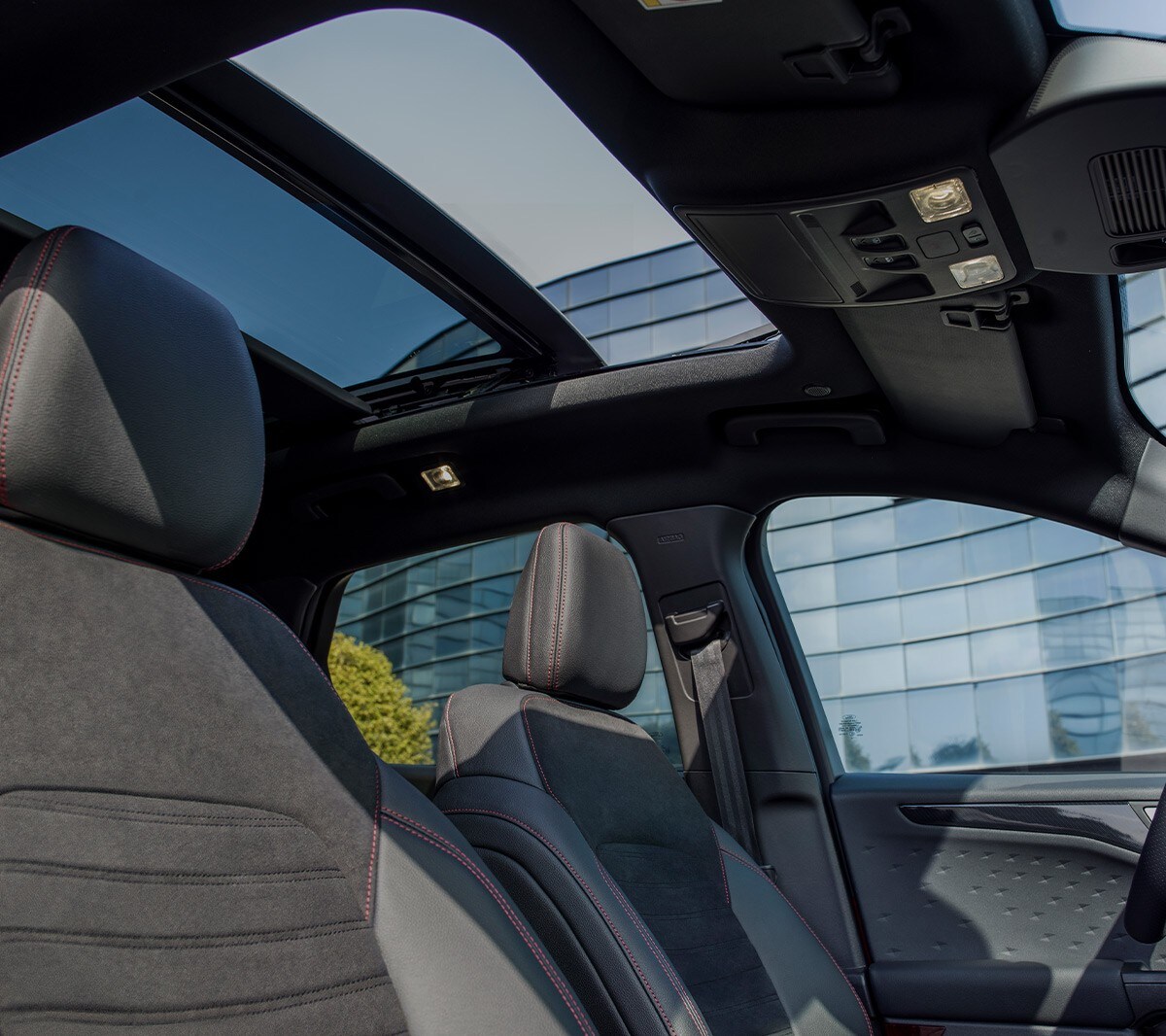 Nye Ford Kuga ST-Line interiør med åpent panorama tak