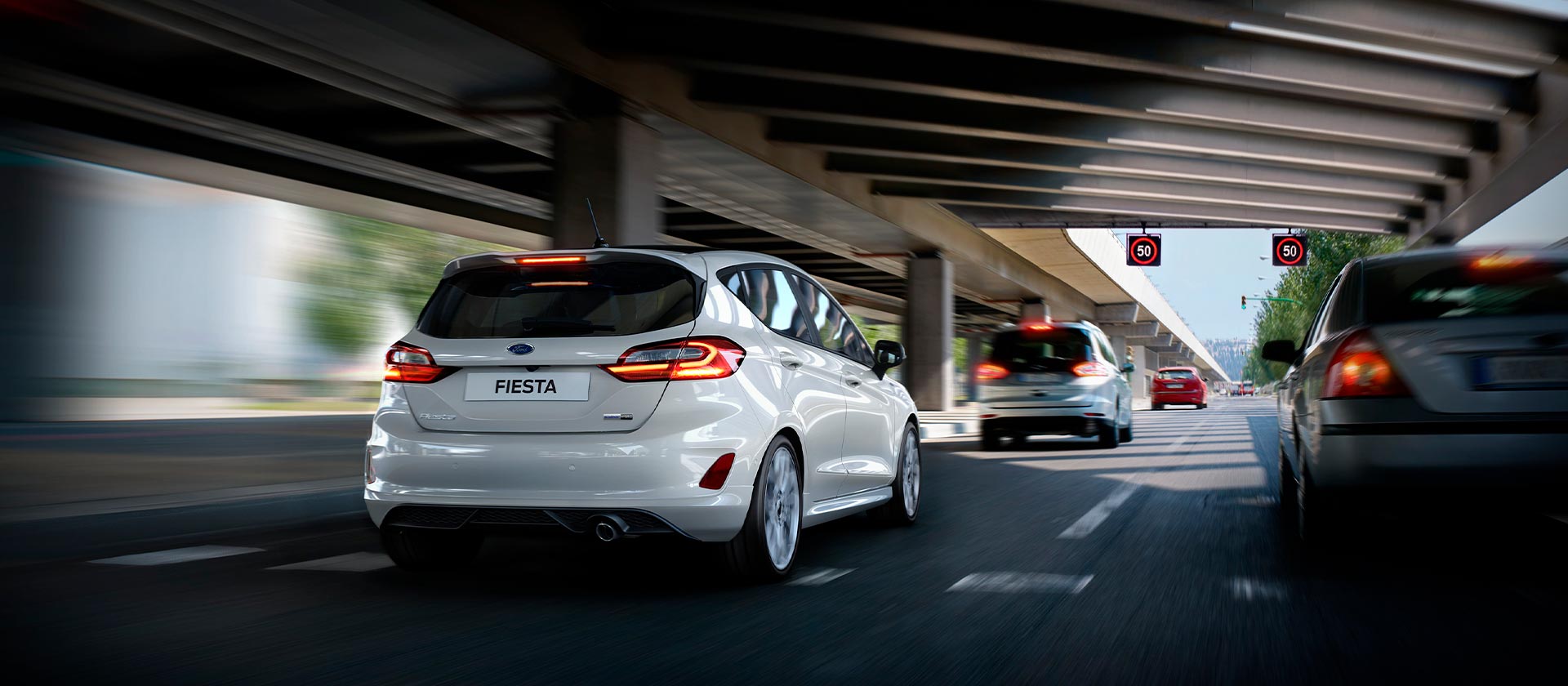 En sølvfarget Ford Fiesta Zetec, også kjent som Fiesta Style, som kjører langs en motorvei.