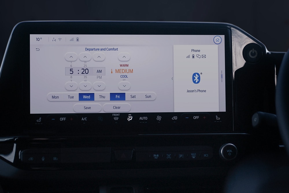 Displayet i E-Tourneo Custom viser innstillingene for avreise og komfort, inkludert planlagt forhåndskondisjonering.