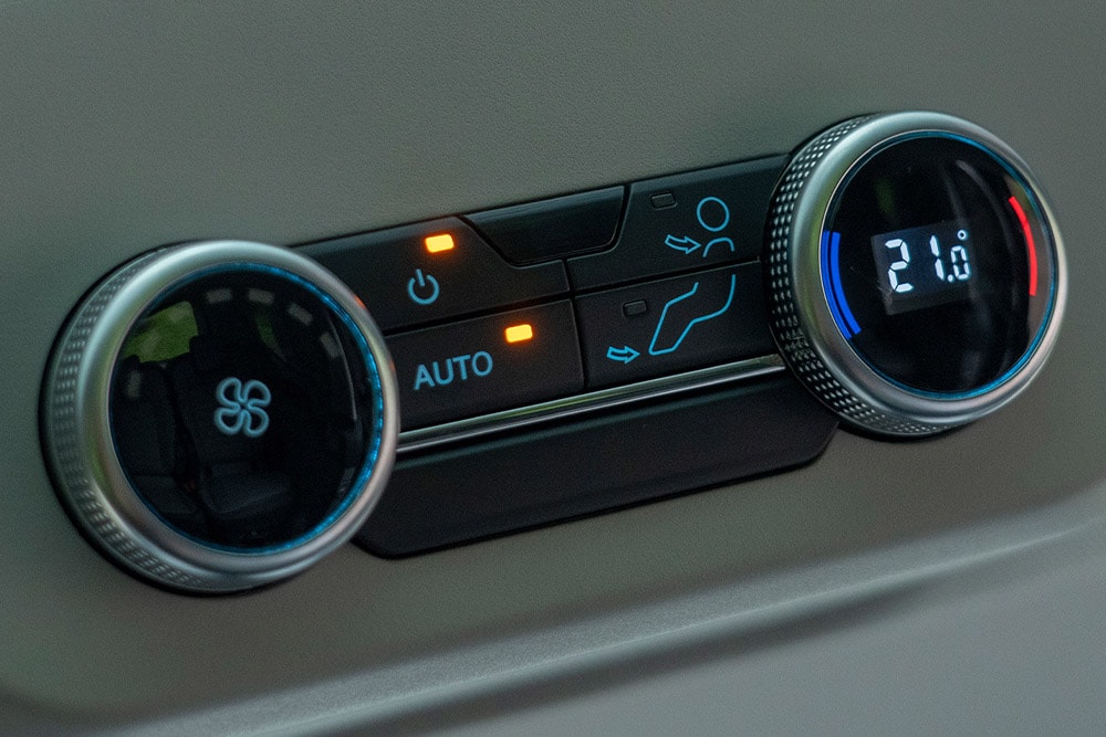 Nærbilde av kjøretøyets klimakontrollhjul.