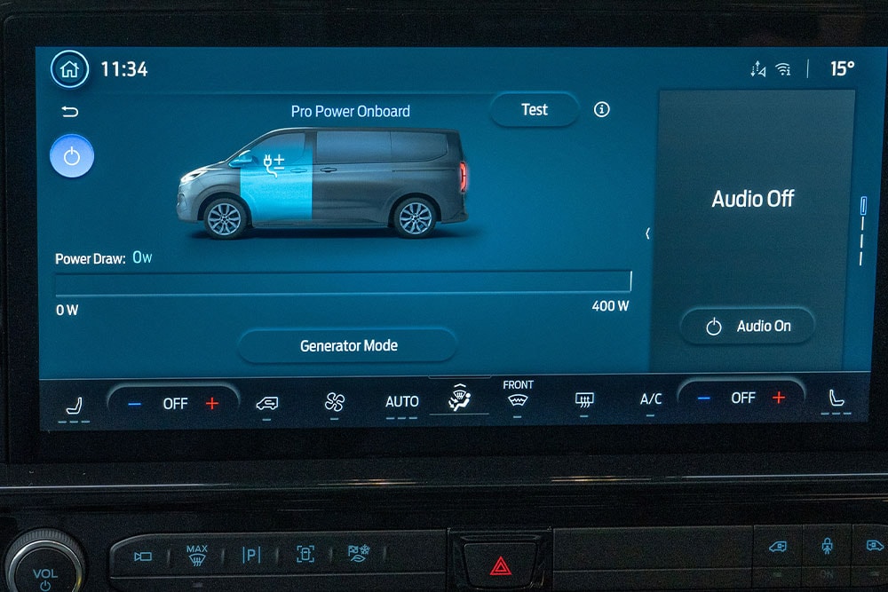 Displayet i Ford E-Tourneo Custom viser Pro Power Onboard-systemet, som kontrollerer nytteeffekt.