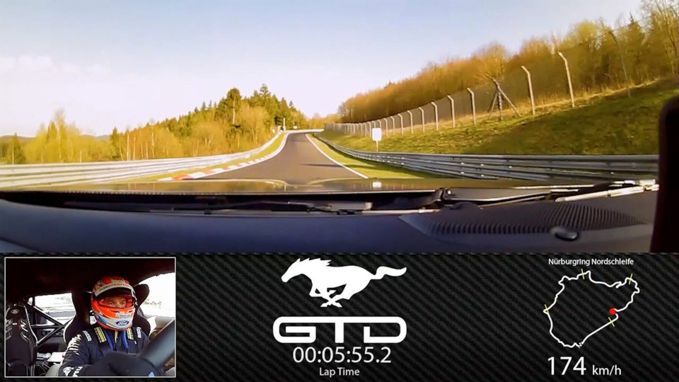 Førerens utsikt i en Ford Mustang GTD på Nürburgring Nordschleife med synlig kjøredata