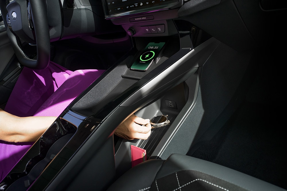 Et nærbilde som demonstrerer den trådløse lade- og lagringsløsningen i nye Ford Puma®. 
