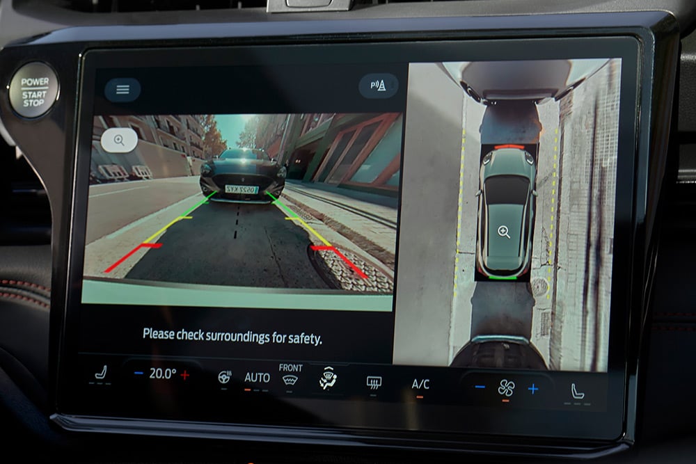Et nærbilde av 360°-kameraet som viser parkeringshjelpemidlene i nye elektriske Ford Puma®.