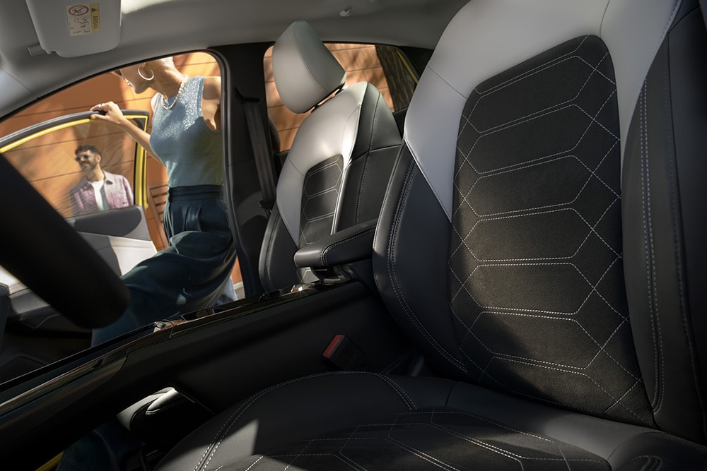 Et nærbilde av de svarte og grå ergonomiske setene på innsiden av elektriske Ford Puma®.