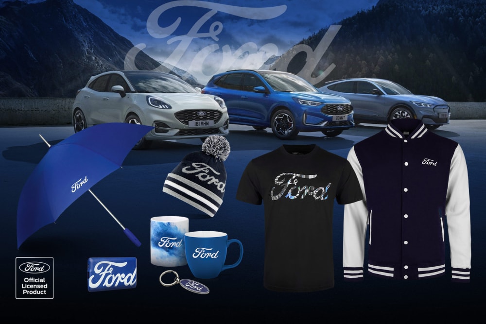 Flere Ford-modeller i bakgrunnen med Ford-merket paraply, kopper og klær fra Ford Lifestyle Collection.