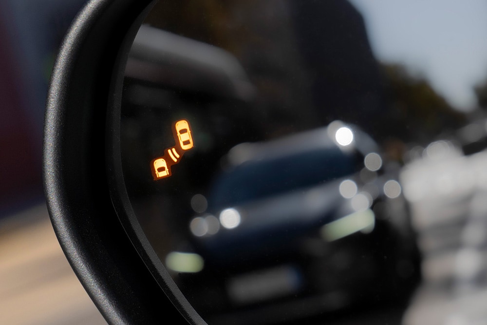 Et nærbilde av varsel fra blindsoneinformasjonssystemet i sidespeilet til Ford Puma®.