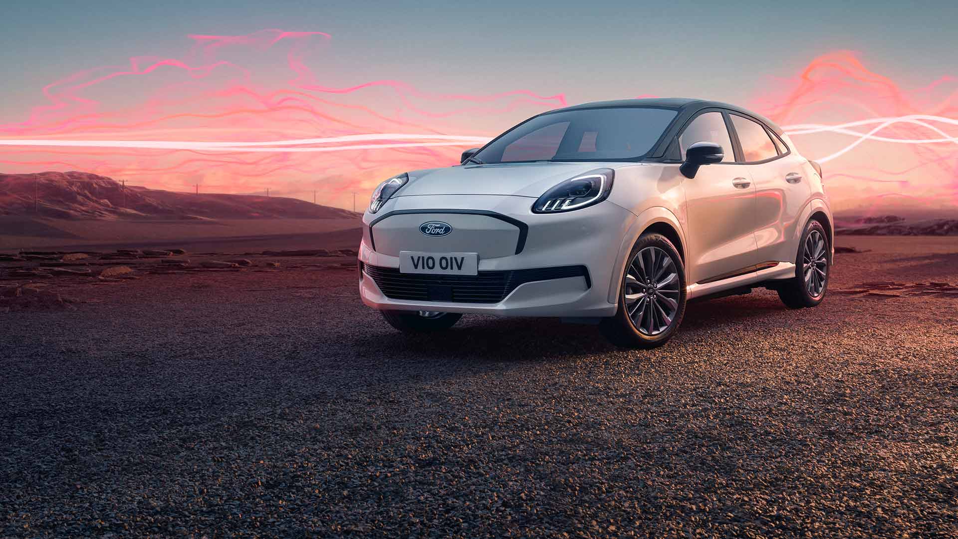 Ford Puma Sound Edition-modellen i hvit, parkert med rød lydbølgegrafikk i bakgrunnen.