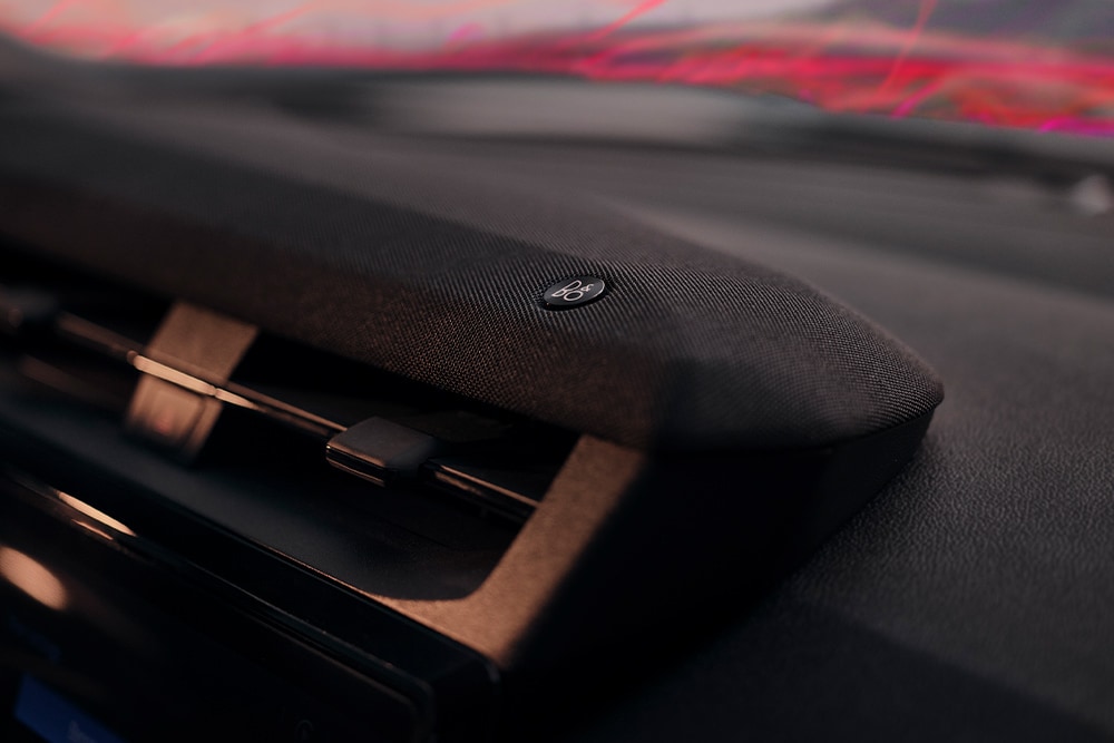Et nærbilde av B&O Premium-lydanleggets høyttaler og logoen inne i en Ford Puma Sound Edition.