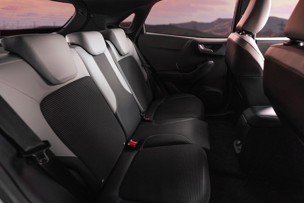 Et nærbilde av baksetene i Ford Puma Sound Edition med eksklusive setestoff.