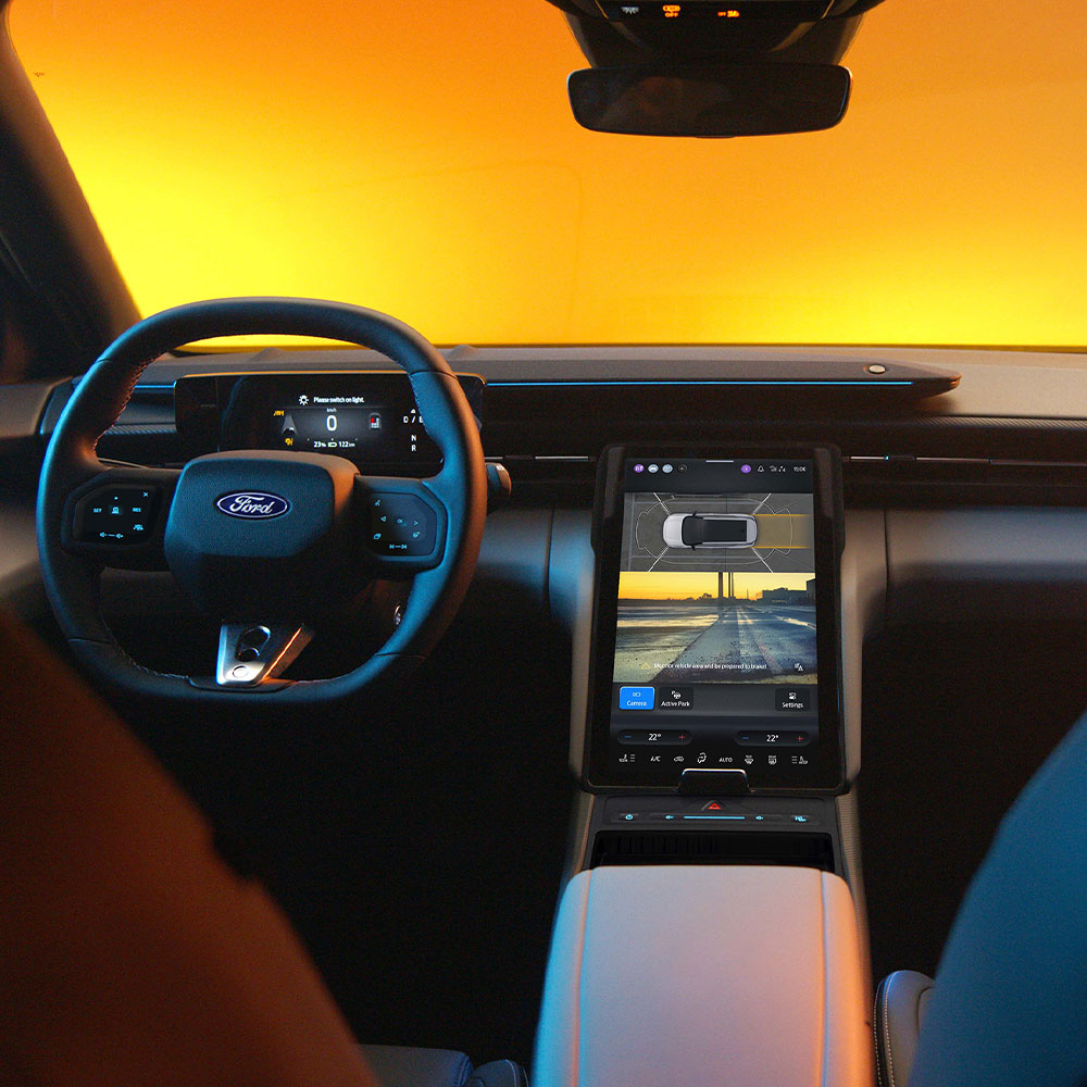 Ford Capri®-touchsskjermen som viser 360°-ryggekamerasystemet og retningslinjer for parkeringsassistanse.