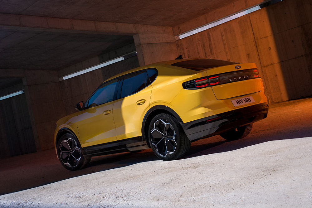 Siden og baksiden av nye Ford Capri vist bakfra med de stilige lettmetallfelgene.