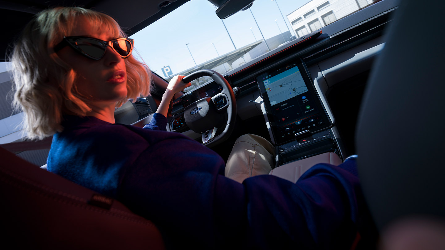 Nye Ford Capri® med ratt, instrumentpanel og stor SYNC® Move-touchskjerm.