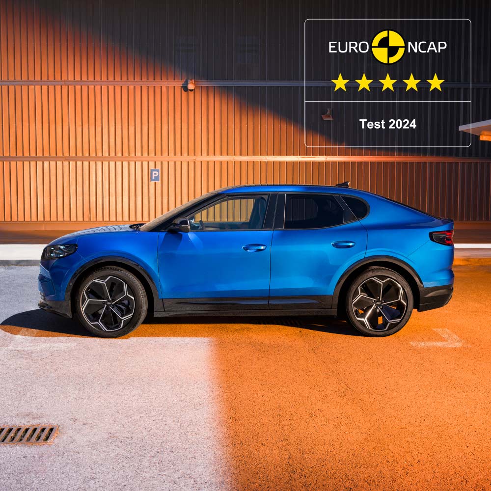 En blå Ford Capri vist fra siden. Euro NCAPs 5-stjerners sikkerhetsrating for 2024 vises i hjørnet øverst til høyre.