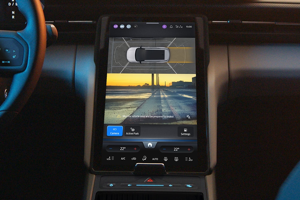 Ford Capri®-touchsskjermen som viser 360°-ryggekamerasystemet og retningslinjer for parkeringsassistanse.