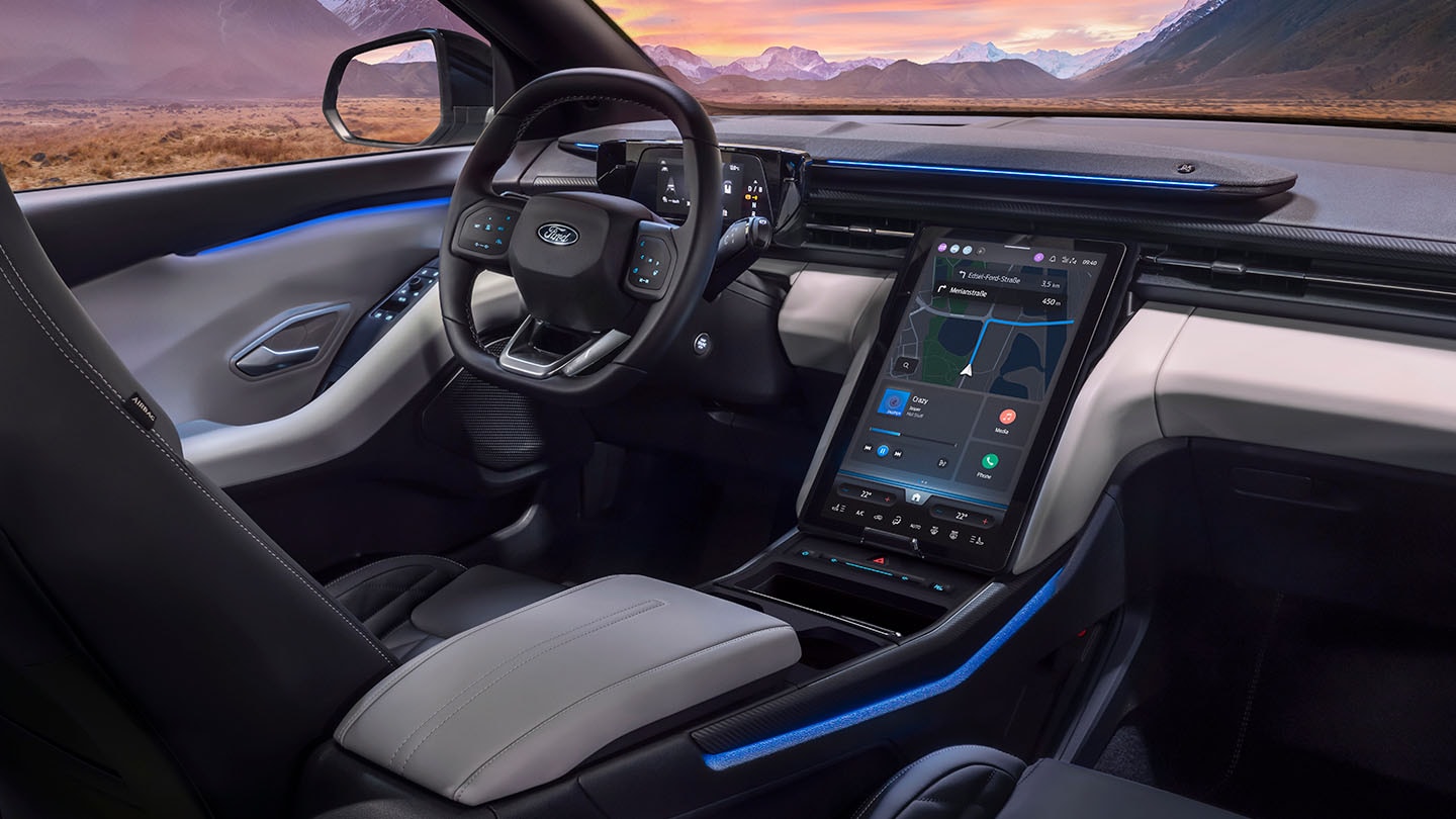 Interiøret i den nye helelektriske Ford Explorer® med blå stemningsbelysning.