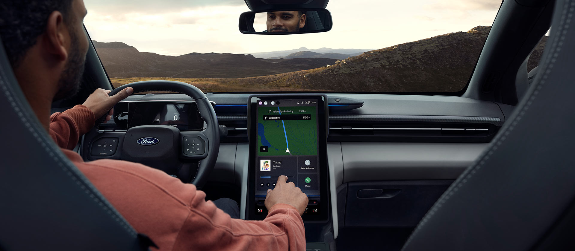 Fører som samhandler med Ford Explorers SYNC® Move-touchskjerm på 14,6 tommer.