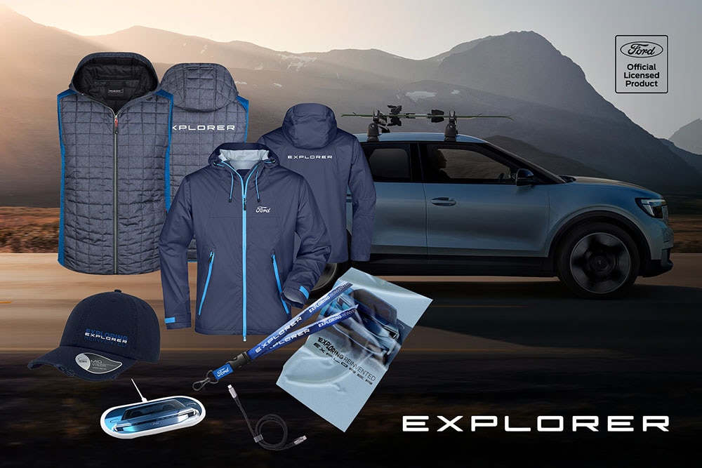 Explorer kolleksjonen i blått som inkluderer jakker, capser og annet tilbehør, foran en blå Ford Explorer.