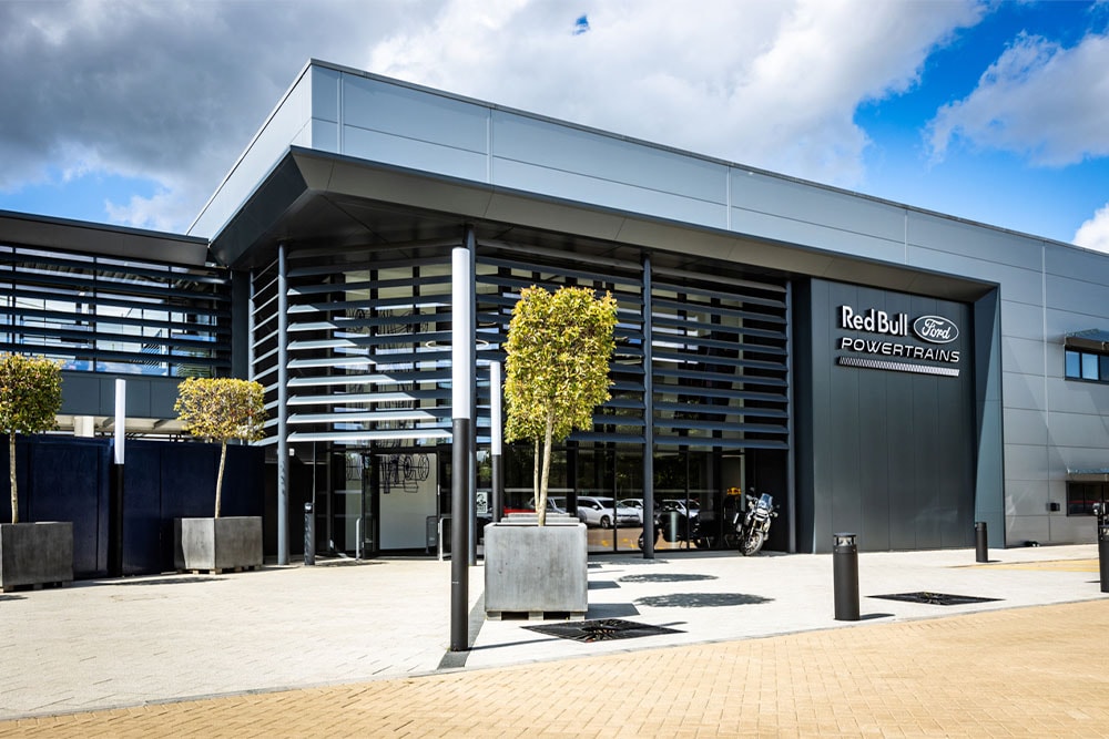 Red Bull Ford Powertrains hovedkontor – et moderne bygg med firmalogoen utvendig