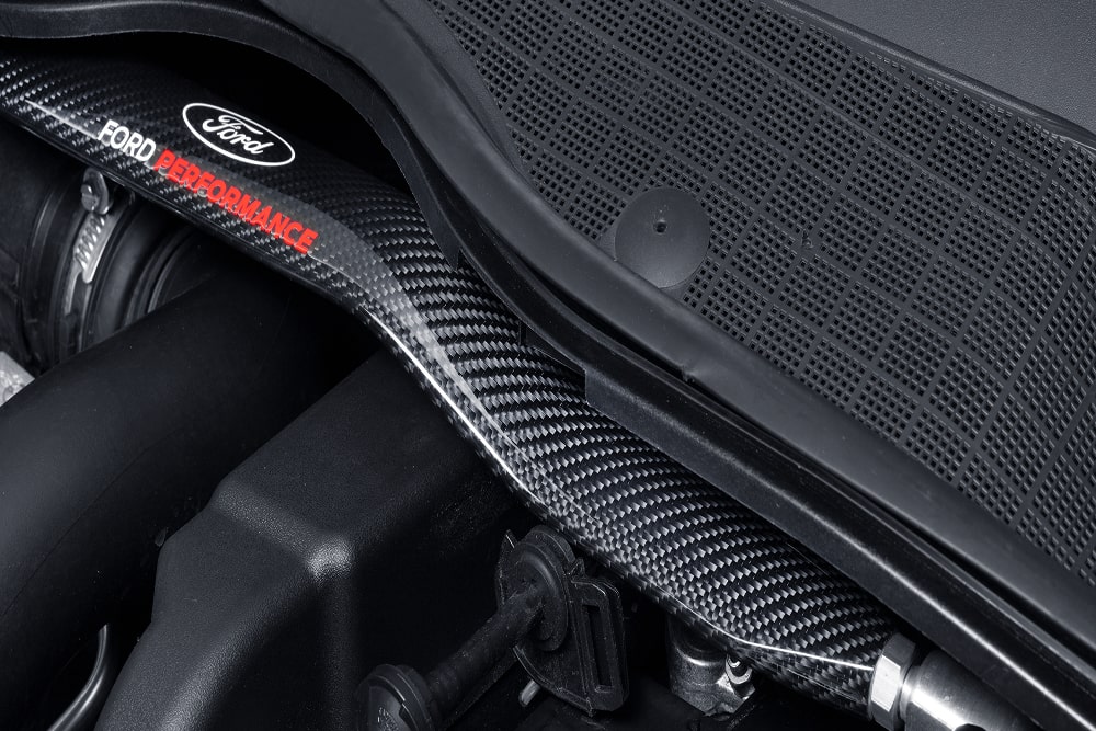 Nærbilde av detalj på en Ford-performancemotorkomponent inni motorrommet.