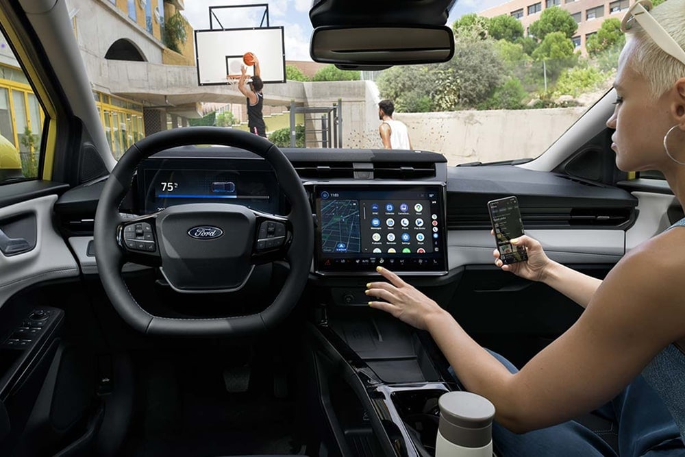 Interiør i den lille bilen Ford Puma, med visning av berøringsskjermens kontroller.