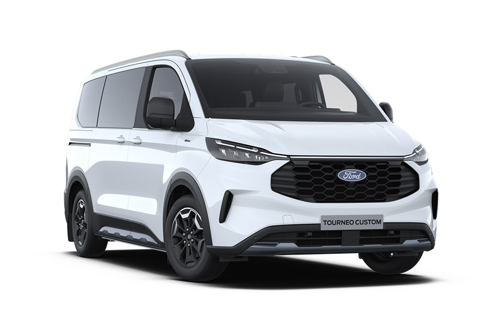 Venstre vinkel forfra på en hvit Ford Tourneo Custom Trend på hvit bunn.