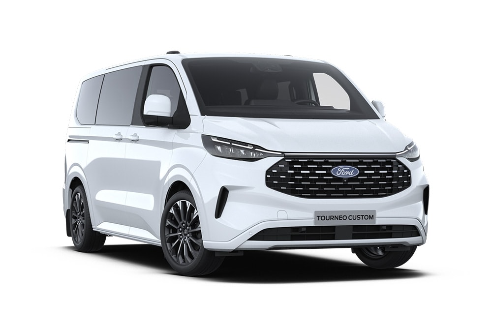 Venstre vinkel forfra på en hvit Ford Tourneo Custom Titanium på hvit bunn.