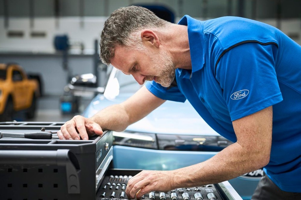 Ford-servicemekaniker kontrollerer startmotorer