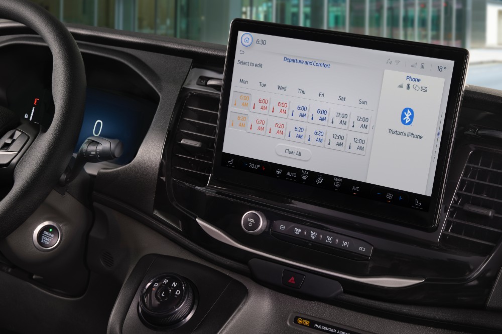 Detalj av SYNC 4 i Ford Transit Minibuss