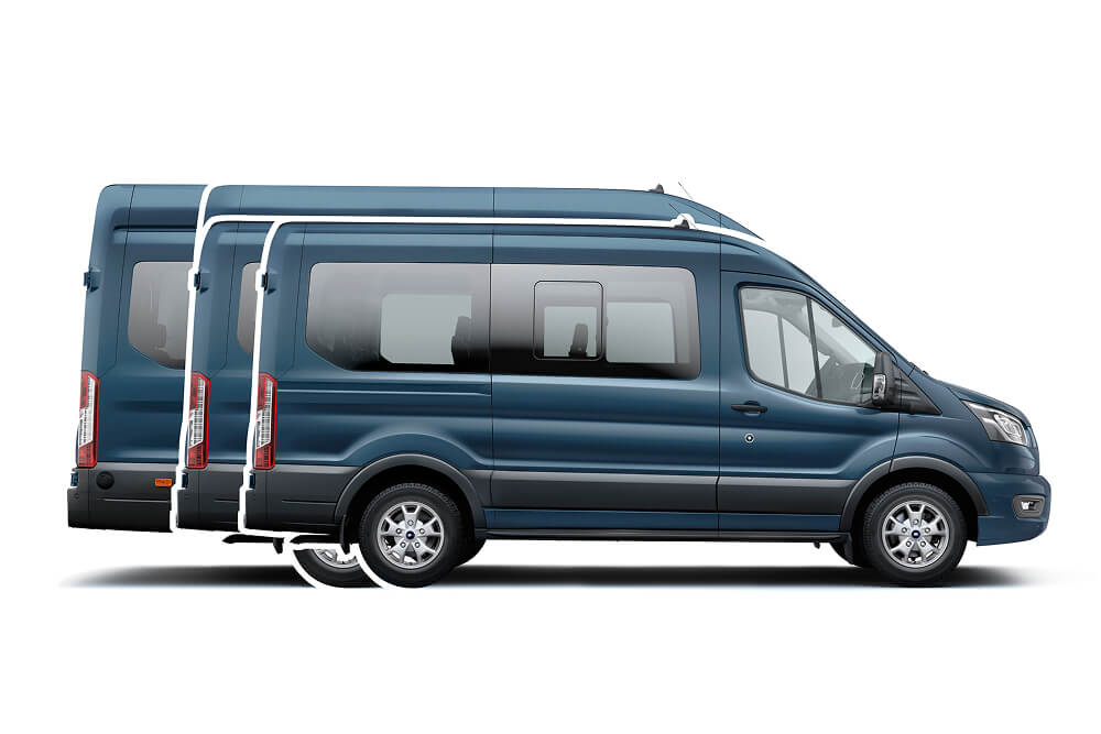 Sett fra siden av flere blå Ford Transit Minibusser, som fremhever ulike karosserilengder.