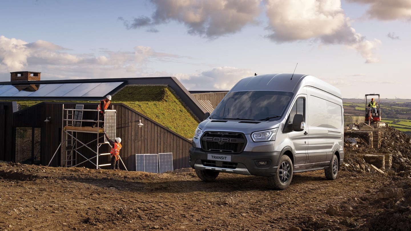 En sølv Ford Transit 2T Trail på byggeplassen