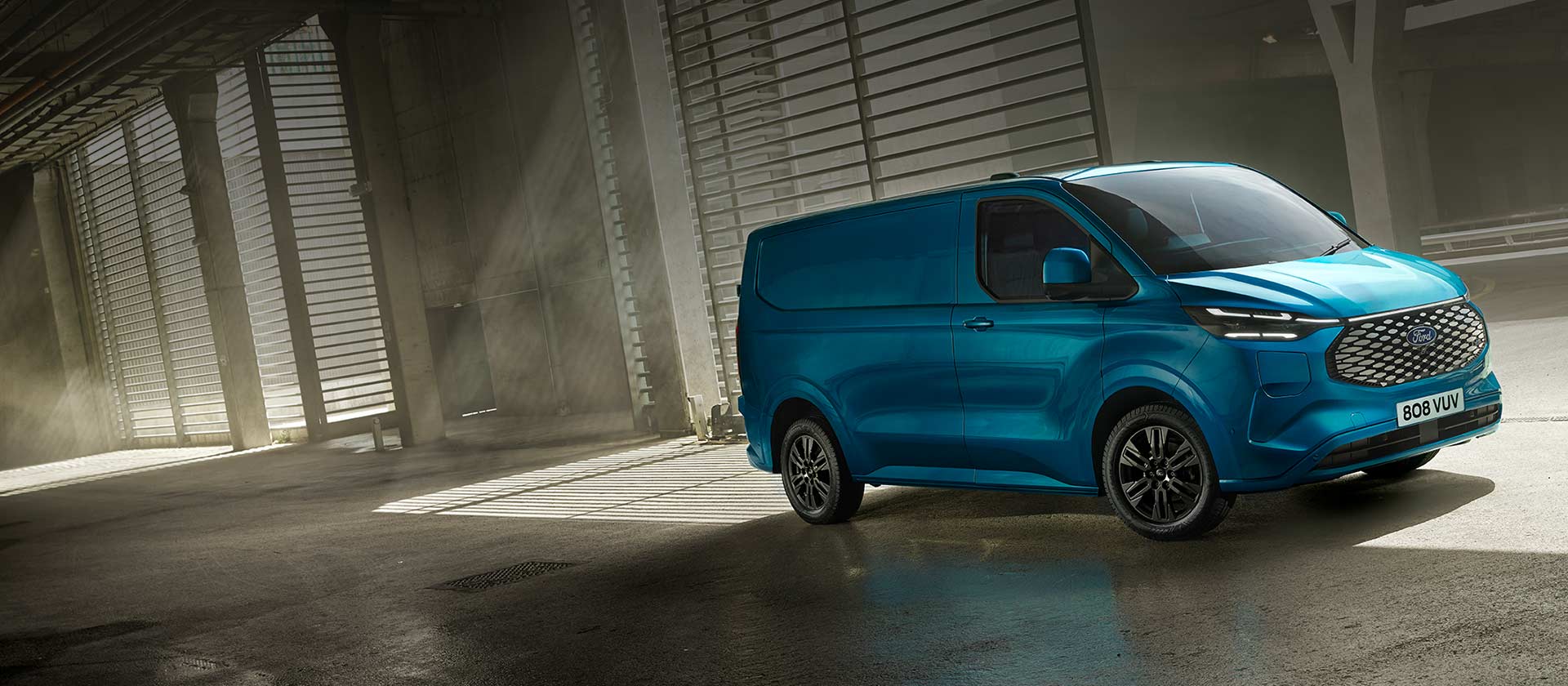 Blå elektrisk Ford E-Transit Custom-varebil.