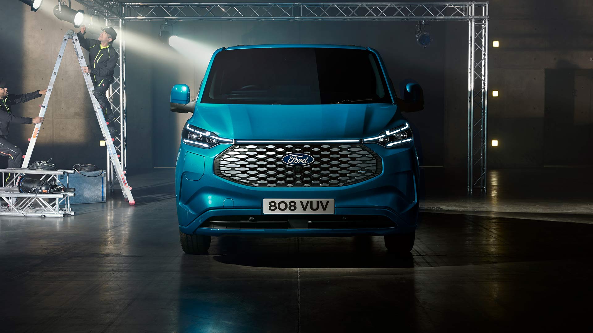 Blå elektrisk Ford E-Transit Custom-varebil vist forfra.