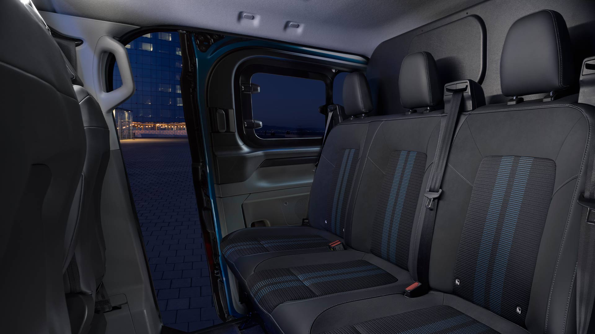 Seter på andre rad i Ford E-Transit Custom dobbelkabin varebil.