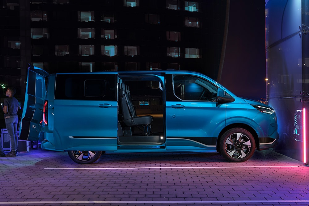 Blå elektrisk Ford E-Transit Custom dobbelkabin varebil med åpne dører.
