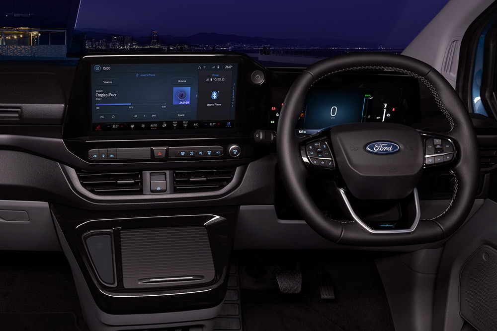 Interiør i elektrisk Ford E-Transit Custom-varebil med fører- og passasjerseter.