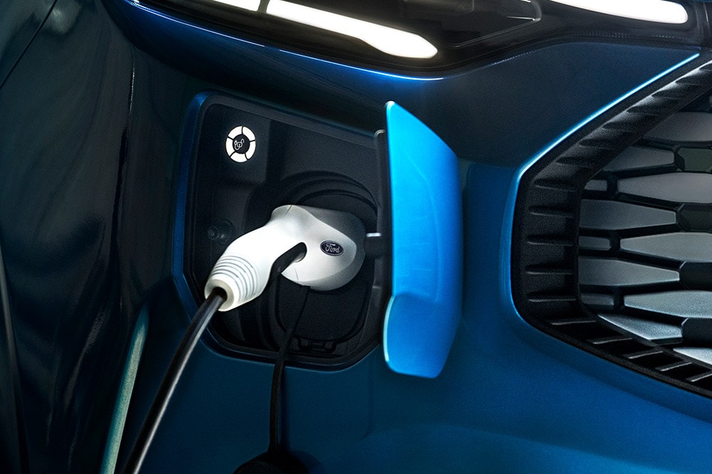 Ladeport på blå elektrisk Ford E-Transit Custom-varebil.
