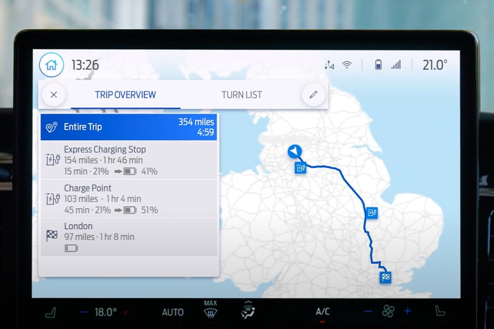 Navigasjonsskjermen i en elektrisk Ford E-Transit Custom-varebil viser en turoversikt.