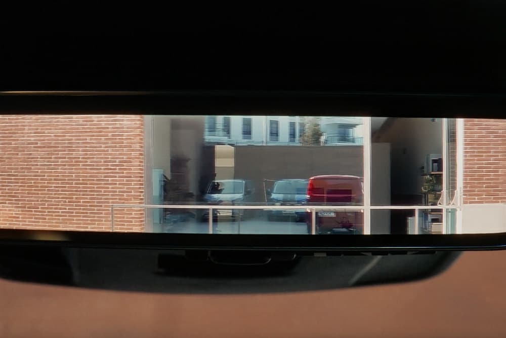 Bakspeilet i en elektrisk Ford E-Transit Custom-varebil.