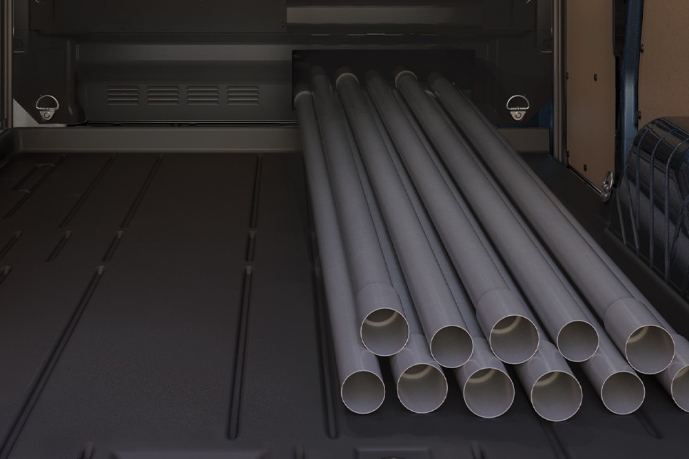 Rør lastet inn i en elektrisk Ford E-Transit Custom-varebil.