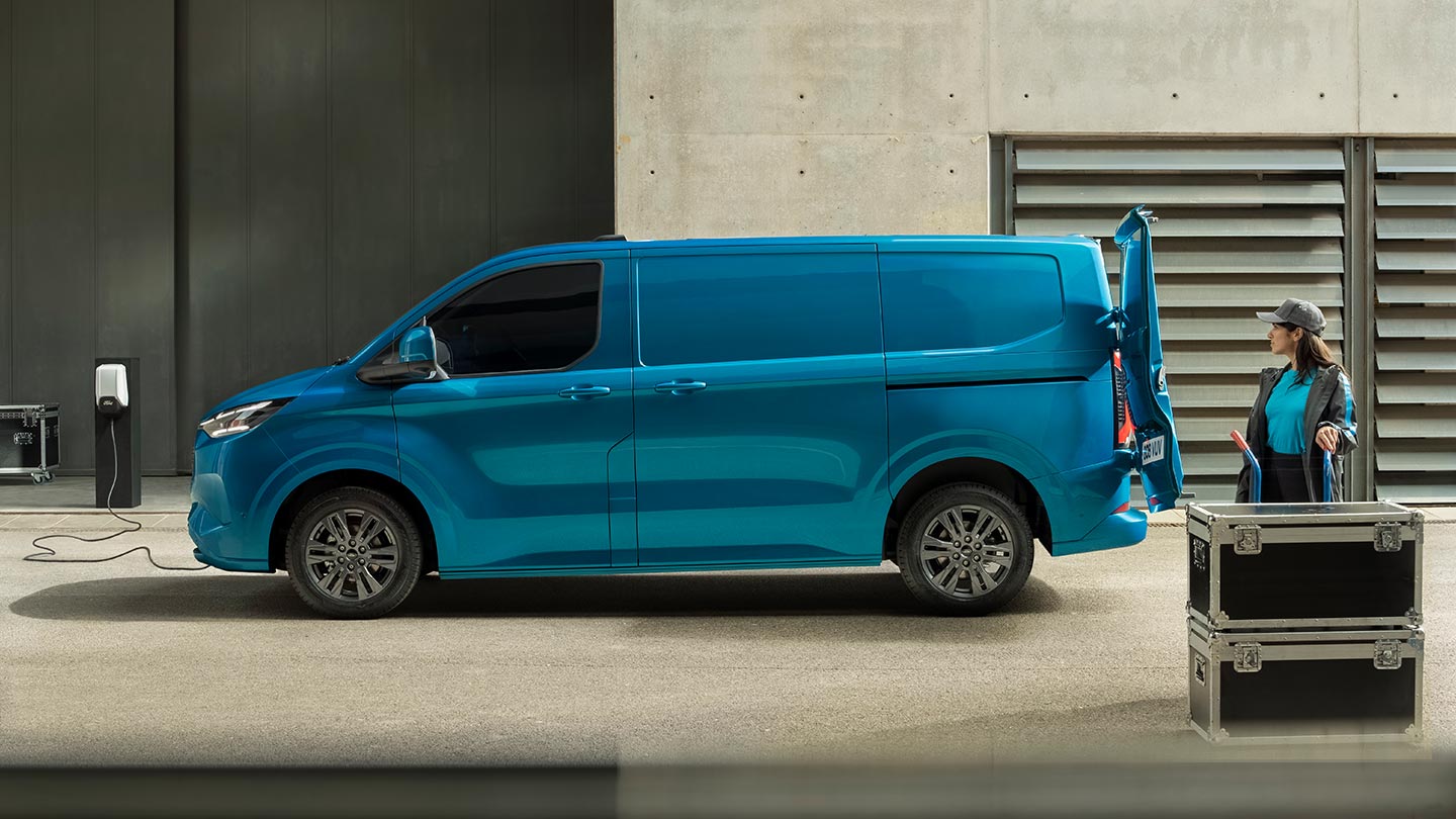 Blå elektrisk Ford E-Transit Custom-varebil som lader.