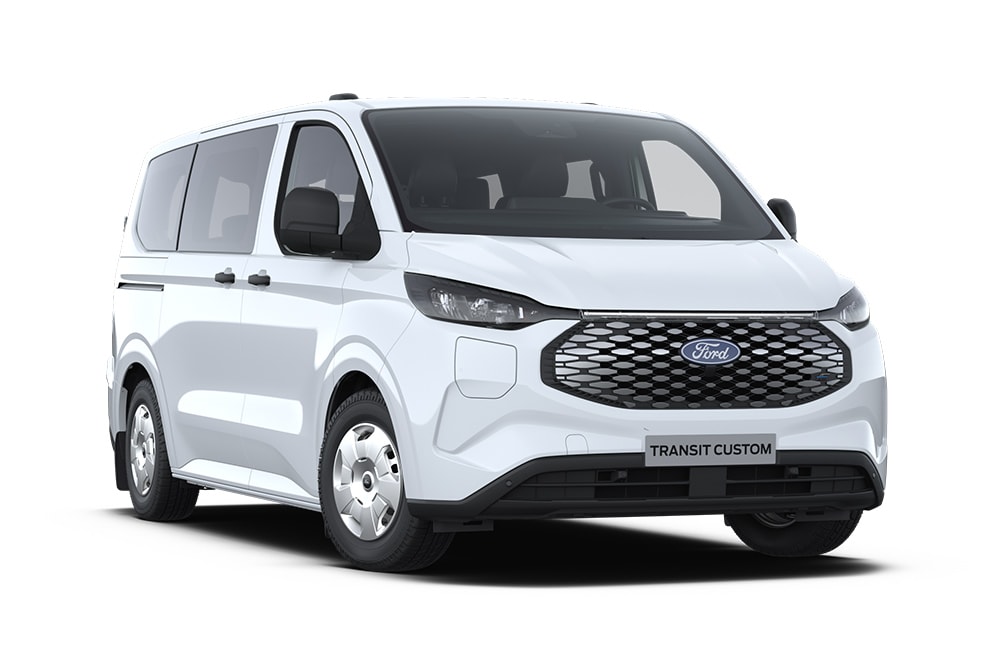 Hvit elektrisk Ford E-Transit Custom Kombi-varebil, vist skrått forfra.