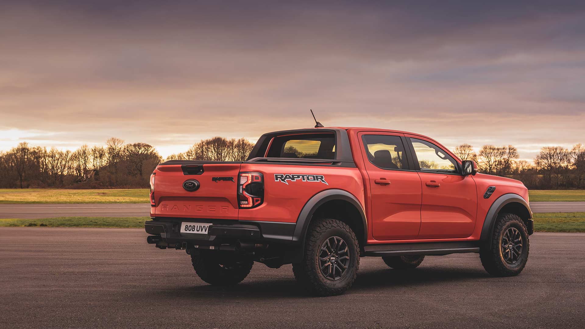 Ford Ranger Raptor I fargen Code Orange kjører på en bane.