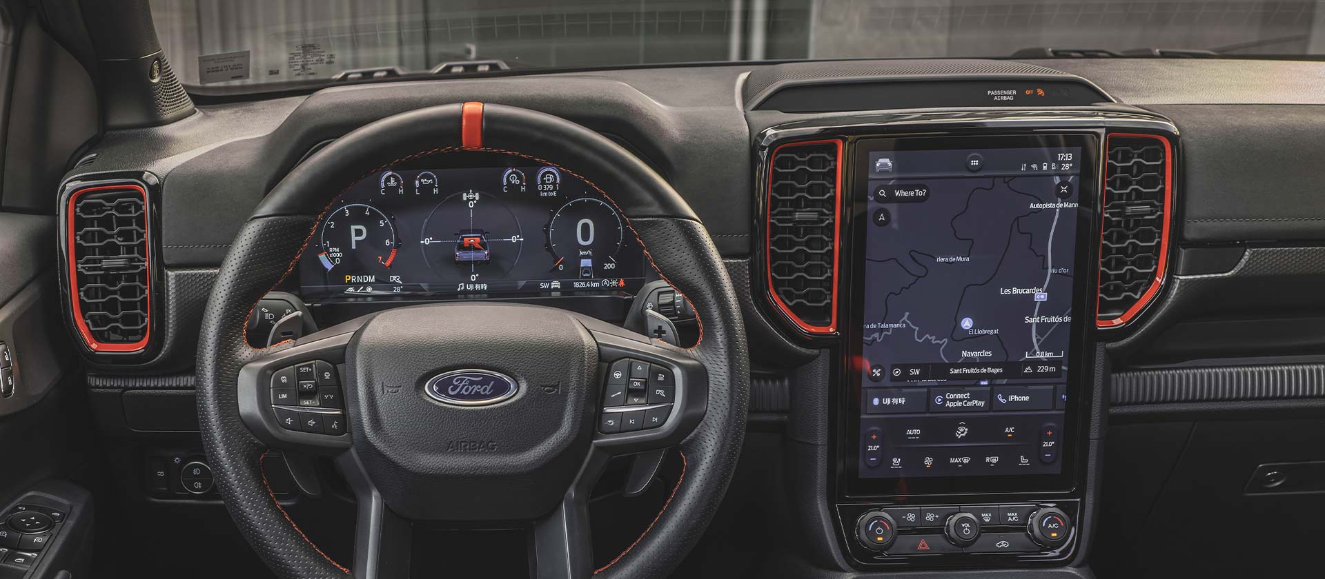 Visning innenfra i Ford Ranger Raptor instrumentpanel og infotainmentskjerm.