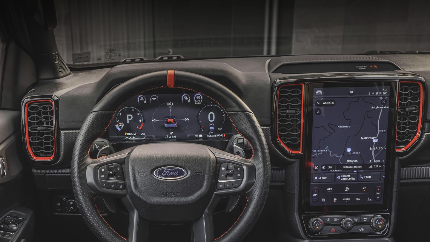 Visning innenfra i Ford Ranger Raptor instrumentpanel og infotainmentskjerm.