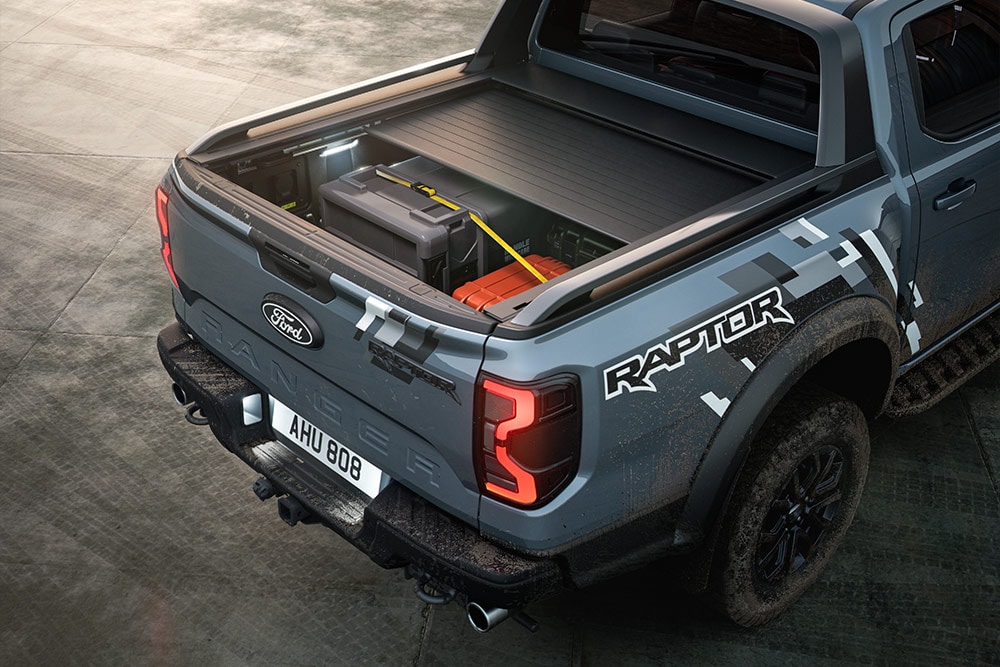 Parkert blå Ranger Raptor sett bakfra, med fokus på den strømdrevne rullesjalusien.