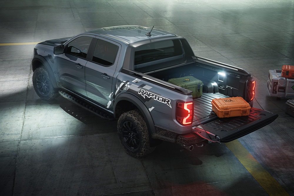 Ford Ranger Raptor sett bakfra, med fokus på kjøretøyets utvendige sonebelysning.