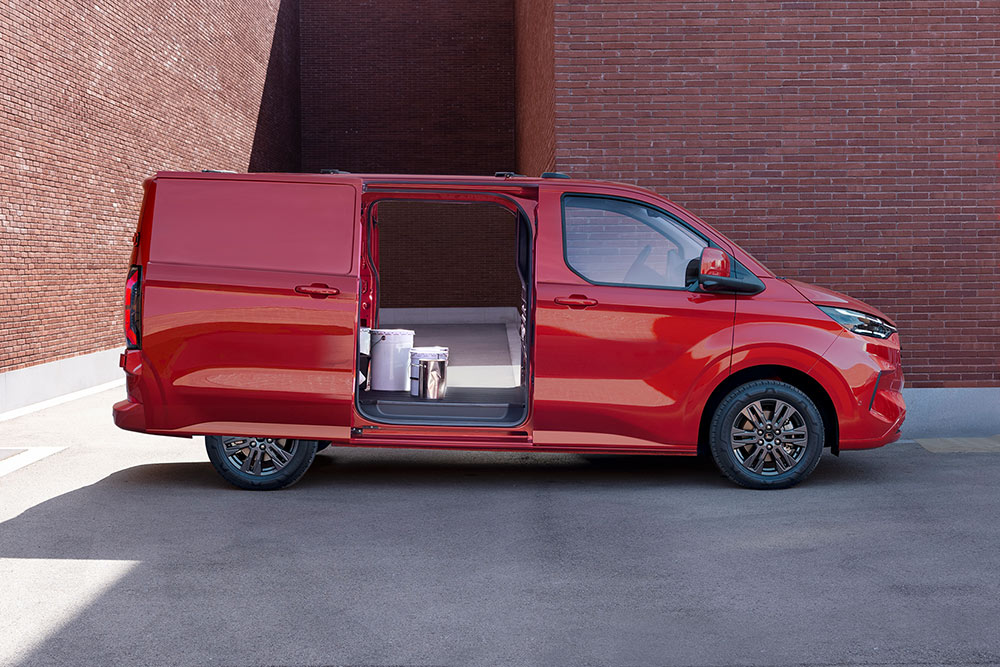 Rød Ford Transit Custom-varebil med åpne dører, med visning av interiøret.