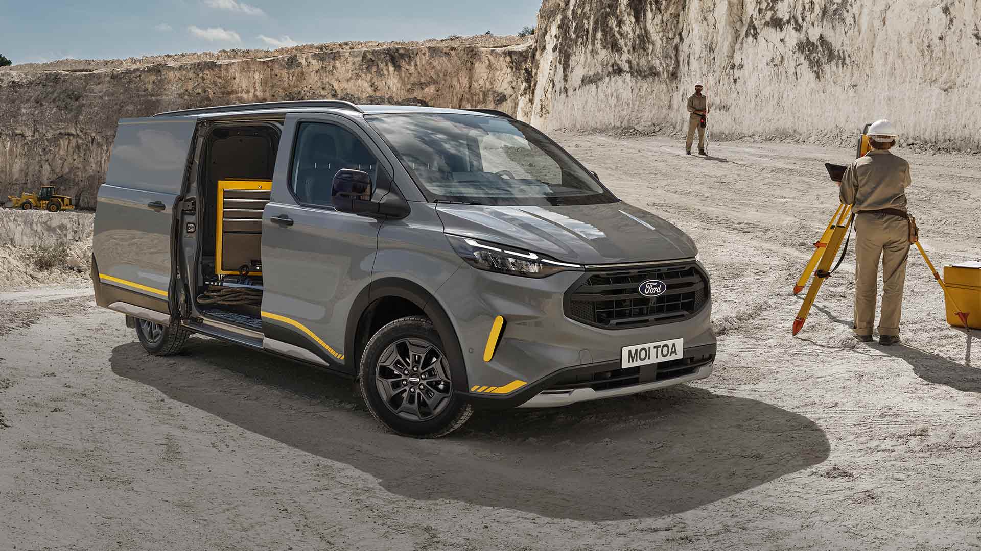 Grå Ford Transit Custom Trail-varebil ved et steinbrudd.
